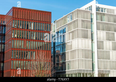 Rouge et blanc moderne édifices vu à la Hafencity à Hambourg Banque D'Images