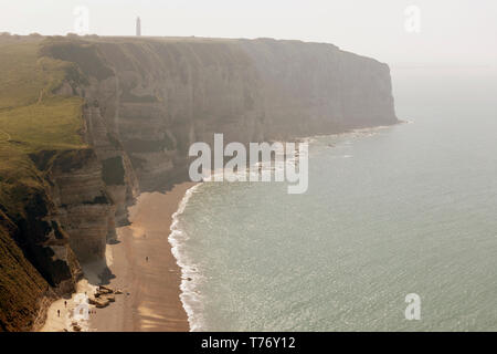 France, Normandie, Etretat : falaises de craie blanche et lighthouse beach ci-dessus Banque D'Images