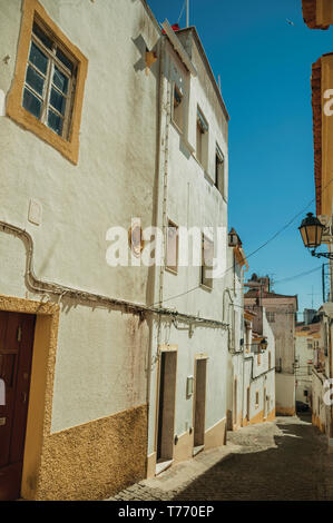 Ruelle du vieux maisons colorées et désert causeway de journée ensoleillée à Elvas. Une charmante ville sur la frontière de l'est du Portugal. Banque D'Images