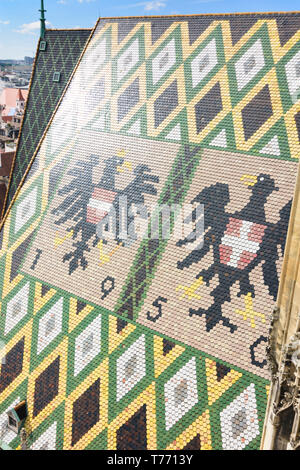 Wien, Vienne : Stephansdom (St. La Cathédrale Saint-Étienne), les tuiles avec des armoiries de la République d'Autriche et de la ville de Vienne, dans l'aigle 01. Vieux Banque D'Images