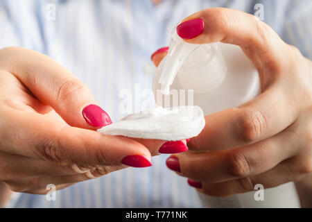 Women's Hands hold coton et tonique pour enlever le maquillage. Le nettoyage de la peau Banque D'Images