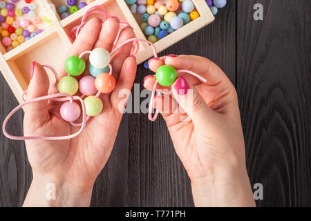 Femme porte bijoux à la maison Banque D'Images