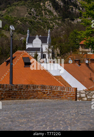 Ville pittoresque de Mikulov au printemps journée ensoleillée avec des arbustes et des arbres en fleurs. Mikulov, s'étend sur les collines de Pálava et entouré par vineyar Banque D'Images