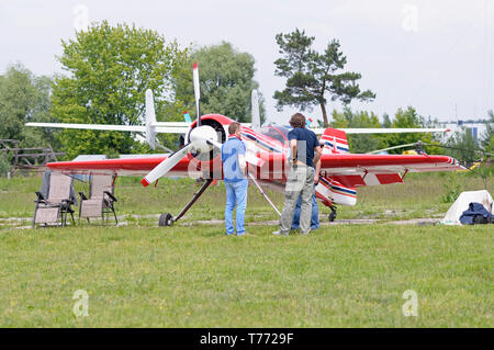 La préparation d'un avion de sport mécanique pour le vol. 7-th Air show. June 21,2018. Kiev, Ukraine Banque D'Images