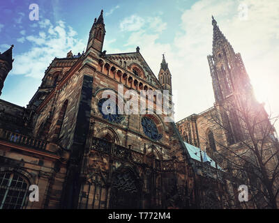 Vue latérale de la Cathédrale Catholique Notre Dame de Strasbourg en Alsace, France. Belle journée ensoleillée avec ciel bleu. L'architecture gothique majestueux outd Banque D'Images