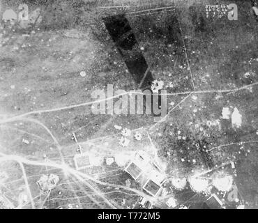 Une britannique contemporain noir et blanc photographie aérienne prise le 8 août 1918, au cours de la Première Guerre mondiale, montrant les destructions causées par les bombardements massifs de vastes régions du nord de la France. Deux avions peuvent être vus sur le terrain, comme l'aérodrome qu'ils sont stationnés en, a été la cible d'une attaque. Banque D'Images