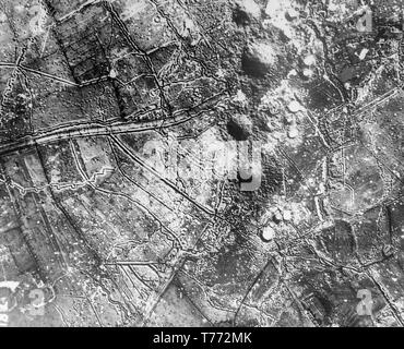 Un contemporain noir et blanc photographie aérienne, prise quelque part sur la France pendant la Première Guerre mondiale, montrant les effets des bombardements bye la Royal Air Force et de la Royal Flying Corps. Banque D'Images