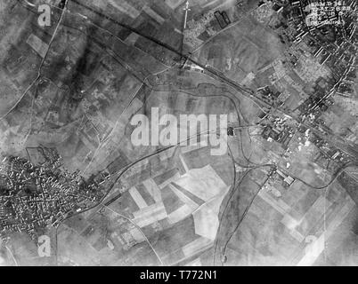 Une britannique contemporain noir et blanc photographie aérienne prise le 24 septembre 1918, au cours de la Première Guerre mondiale, montrant les destructions causées par les bombardements massifs de vastes régions du nord de la France. Banque D'Images