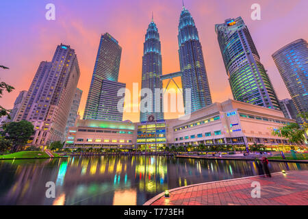 KUALA LUMPUR - le 20 septembre 2015 : Les Tours Petronas vu depuis le parc KLCC au crépuscule. Banque D'Images