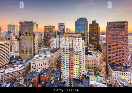 Boston, Massachusetts, USA Centre-ville paysage urbain au crépuscule sur l'Avenue de l'Atlantique au crépuscule. Banque D'Images