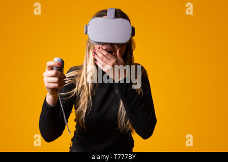 Jeune fille avec inquiets face à l'aide de lunettes de réalité virtuelle Banque D'Images