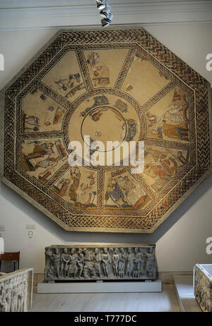 Mosaïque des neuf Muses. Il représente les Muses accompagnées de grands maîtres des arts de la 4ème ANNONCE de siècle. D'Arellano (Navarre, Espagne). Dans le fond, sarcophage d'Astorga, illustrant des scènes de l'Ancien et du Nouveau Testament. Ca. 310. En. De la cathédrale d'Astorga (province de Leon, Castille et Leon, Espagne). Musée Archéologique National. Madrid. L'Espagne. Banque D'Images