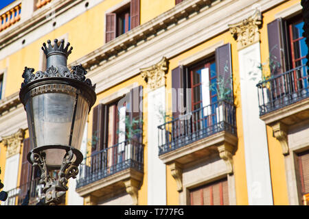 Belles rues de Barcelone au centre-ville historique près de Lar Ramblas Banque D'Images