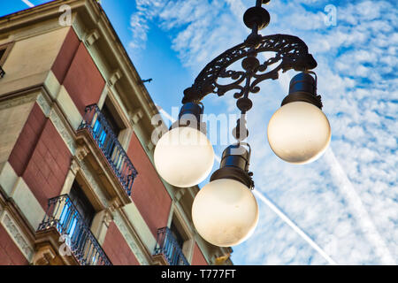 Belles rues de Barcelone au centre-ville historique près de Lar Ramblas Banque D'Images