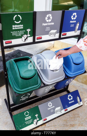 Cartagena Colombie,El Laguito,Hôtel Dann Cartagena,hôtel,intérieur,3 trois multiples station de recyclage de flux poubelles plastique boîte de papier, Spa Banque D'Images