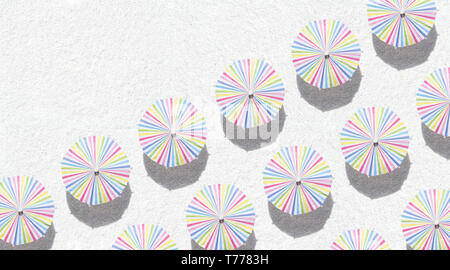 Parasols colorés sur le sable blanc - Vue de dessus Banque D'Images
