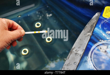 Contrôle de la qualité de l'eau de Spa bain à remous Banque D'Images