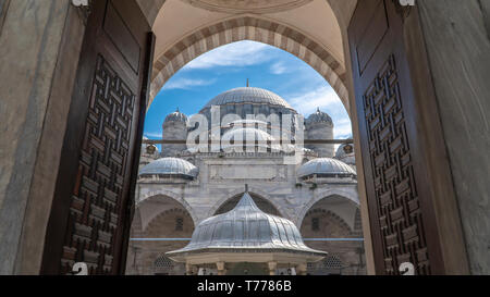 La mosquée de Fatih (Mosquée du Conquérant) dans le district de Fatih, Istanbul, Turquie. Une belle vue à partir de la porte d'entrée. Banque D'Images