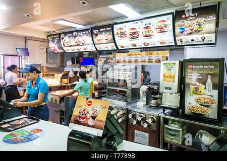 Cartagena Colombie, Bocagrande, McDonald's, hamburgers restauration rapide, restaurant restaurants restaurants cafés, intérieur, comptoir, hispanique Latinos résident Banque D'Images