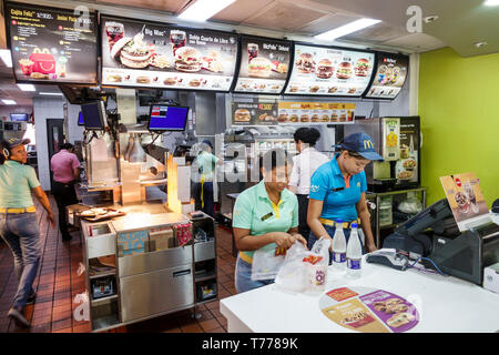 Cartagena Colombie, Bocagande, McDonald's, hamburgers restauration rapide, restaurant restaurants restaurants manger dehors café cafés bistrot, intérieur, comptoir, Hispa Banque D'Images