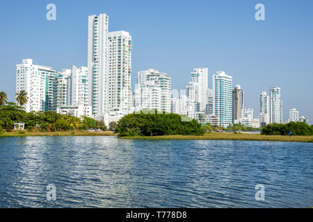 Carthagène Colombie,Castillogrande,El Laguito,lac,horizon de la ville,gratte-ciel gratte-ciel de hauteur gratte-ciel bâtiment bâtiments appartements, zone résidentielle Banque D'Images