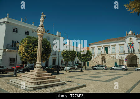 En pilori avec sculpture en place, les vieux bâtiments et l'Hôtel de ville dans le dos à Campo Maior. Une ville avec des influences médiévale dans l'est du Portugal. Banque D'Images