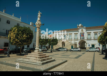 En pilori avec sculpture en place, les vieux bâtiments et l'Hôtel de ville dans le dos à Campo Maior. Une ville avec des influences médiévale dans l'est du Portugal. Banque D'Images