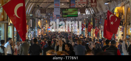 Les gens qui marchent.faire du shopping à l'intérieur du Bazar Egyptien ou Spice Bazaar (Misir Carsisi : Turc) dans Eminonu, Istanbul, Turquie. Célèbre attraction touristique Banque D'Images