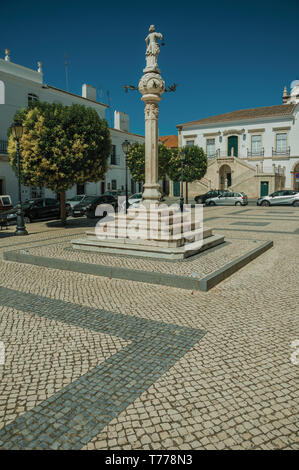 En pilori et la sculpture sur le dessus en place déserte avec de vieux bâtiments à Campo Maior. Une ville avec des influences médiévale dans l'est du Portugal. Banque D'Images