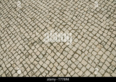 Close-up of pavement en pierre blanche de forme carré sur une journée ensoleillée à Campo Maior. Une ville avec des influences médiévale dans l'est du Portugal. Banque D'Images