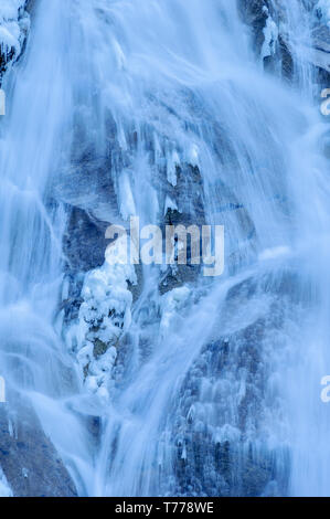Frozen et fluide ; Shannon Falls, dans la région de Shannon Falls Provincial Park, British Columbia, Canada. Banque D'Images