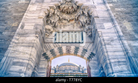 Façade de la mosquée de Fatih (Mosquée du Conquérant) et détaillée en sculptures. Mosquée impériale ottomane située dans le district de Fatih. Banque D'Images