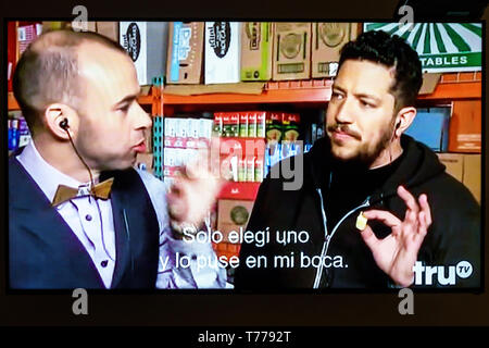 Cartagena Colombie, TV écran de télévision écran plat, truTV programme de divertissement, jokers impraticables, caché-appareil-photo spectacle, espagnol langue subtitl Banque D'Images