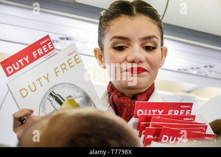 Cartagena Colombie,Rafael Nunez aéroport international CTG,Avianca vol AV 34 cabine à bord,femme hispanique femmes,agent de vol,distribution Banque D'Images