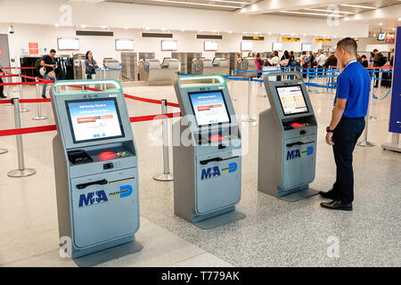 Miami Florida, terminal de l'aéroport international MIA, homme hispanique, au kiosque d'enregistrement en libre-service Avianca Airlines Banque D'Images