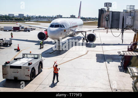 Miami Florida,aéroport international MIA,Avianca Airlines,arrivée avion-ligne tarmac,marshaler d'avion,zone de service,avion-ligne commercial pl Banque D'Images