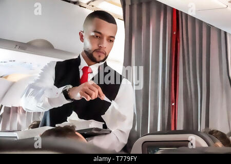 Miami Florida, aéroport international MIA, cabine à bord avion Avianca Airlines vol AV 35, hispanique Latin Latino ethno immigrants minorités ethniques, adulte a Banque D'Images