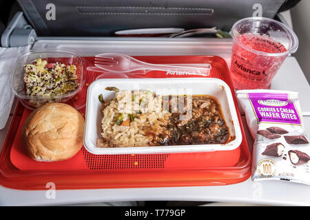 Miami Florida, aéroport international MIA, cabine Avianca Airlines vol AV 35, plateau repas, déjeuner, riz, ragoût de bœuf, salade, pain, boisson, FL190118045 Banque D'Images