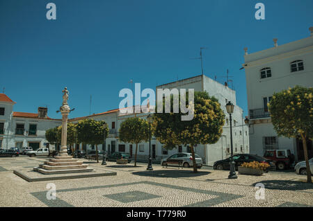 En pilori et la sculpture en haut, dans la place pavée avec ancien bâtiment à Campo Maior. Une ville avec des influences médiévale dans l'est du Portugal. Banque D'Images