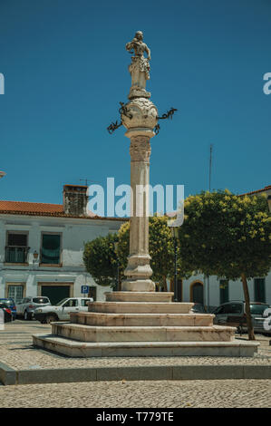 En pilori et la sculpture en haut, dans la place pavée avec ancien bâtiment à Campo Maior. Une ville avec des influences médiévale dans l'est du Portugal. Banque D'Images