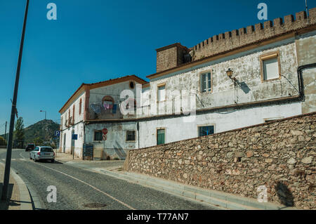 Rue avec mur en pierre et vieux maisons blanches avec mur de plâtre usés à Portalegre. Une petite ville près de Mamede de montagnes en Portugal. Banque D'Images