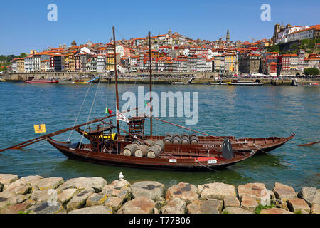 Bateaux pour le transport des fûts de vin de port sur le fleuve Douro, Porto, Portugal Banque D'Images