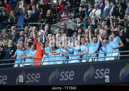 Londres, Royaume-Uni. 04 mai, 2019. Londres, Royaume-Uni. 04 mai, 2019. Londres, Royaume-Uni. 04 mai, 2019. Manchester City Capitaine Steph Houghton soulève le trophée à la fin de la FA Women's Cup match final entre les femmes de Manchester City et West Ham United Mesdames au stade de Wembley le 4 mai 2019 à Londres, en Angleterre. Credit : PHC Images/Alamy Live News Credit : PHC Images/Alamy Live News Credit : PHC Images/Alamy Live News Banque D'Images