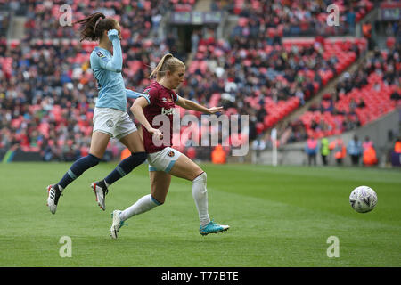 Londres, Royaume-Uni. 04 mai, 2019. Tessa Wullaert de Manchester City et Kate Longhurst de West Ham United en action au cours de la FA Women's Cup match final entre les femmes de Manchester City et West Ham United Mesdames au stade de Wembley le 4 mai 2019 à Londres, en Angleterre. (Photo prise par Paul Chesterton/phcimages. Credit : PHC Images/Alamy Live News Credit : PHC Images/Alamy Live News Banque D'Images