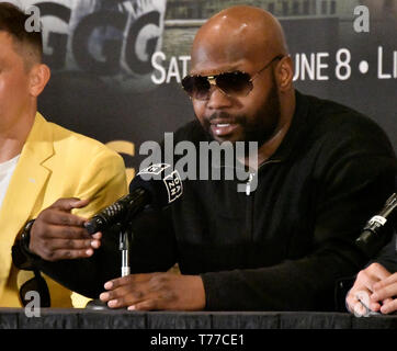 Las Vegas, USA. 04 mai, 2019. (L-R) Gennadiy ''GGG'' annonce Glolovkin son entraîneur de boxe nouvelles banques Johnathon samedi lors d'une conférence de presse à Las Vegas NV. Le 4 avril 2019. Johnathon banques vont former GGG pour son prochain combat à NY contre Steve Rolls au MSG le 8 juin. Credit : ZUMA Press, Inc./Alamy Live News Banque D'Images