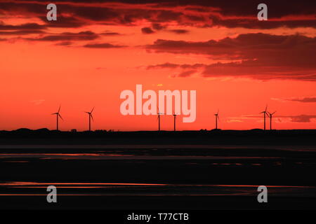 Roanhead, Barrow-In-Furness, Cumbria, Royaume-Uni. 4e mai 2019. Météo britannique. Coucher de Sandscale Haws National Nature Reserve, Roanhead. Vue vers le réseau d'éoliennes sur la côte de Cumbria UK. Crédit photo : Alamy / greenburn Live News. Banque D'Images