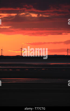 Roanhead, Barrow-In-Furness, Cumbria, Royaume-Uni. 4e mai 2019. Météo britannique. Coucher de Sandscale Haws National Nature Reserve, Roanhead. Vue vers le réseau d'éoliennes sur la côte de Cumbria UK. Crédit photo : Alamy / greenburn Live News. Banque D'Images