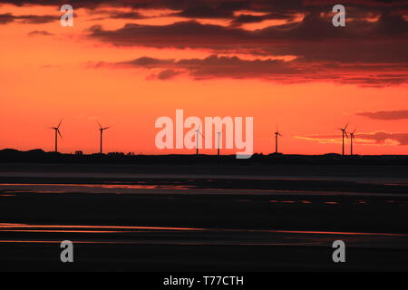 Roanhead, Barrow-In-Furness, Cumbria, Royaume-Uni. 4e mai 2019. Météo britannique. Coucher de Sandscale Haws National Nature Reserve, Roanhead. Vue vers le réseau d'éoliennes sur la côte de Cumbria UK. Crédit photo : Alamy / greenburn Live News. Banque D'Images