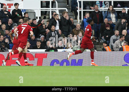 Newcastle Upon Tyne, au Royaume-Uni. 04 mai, 2019. Divock de Liverpool célèbre ancien marquant son troisième but de la partie au cours de la Premier League match entre Newcastle United et Liverpool à St James's Park. Usage éditorial uniquement, licence requise pour un usage commercial. Aucune utilisation de pari, de jeux ou d'un seul club/ligue/dvd publications. Photographie peut uniquement être utilisé pour les journaux et/ou à des fins d'édition de magazines. Crédit : MI News & Sport /Alamy Live News Banque D'Images