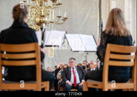 Nimègue, Gueldre, Pays-Bas. 4 mai, 2019. Maire de Nijmegen Hubert Bruls vu écouter de la musique au cours d'une cérémonie à l'intérieur de l'église St-Stephen's.Célébrations du Jour du souvenir des victimes de la DEUXIÈME GUERRE MONDIALE à Nimègue a eu lieu avec plusieurs cérémonies, y compris : le dévoilement d'une plaque avec une liste d'honneur des soldats tombés de la DEUXIÈME GUERRE MONDIALE sur la place, 1944 Plein après cela, les commémorations ont eu lieu dans les ''Kitty de wijze''. Credit : ZUMA Press, Inc./Alamy Live News Banque D'Images